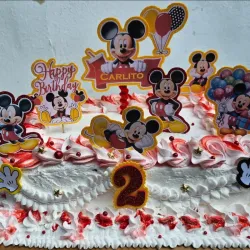 Cake de merengue / relleno de nata / agregos al gusto