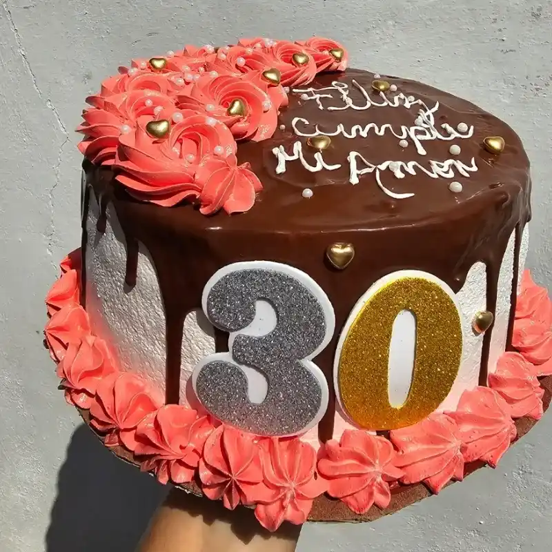 Cake de merengue / relleno de nata / agregos al gusto