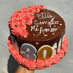 Cake de merengue / relleno de nata / agregos al gusto