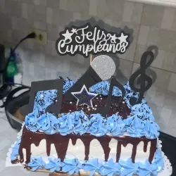 Cake de merengue / relleno de nata / agregos al gusto