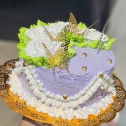 Cake de merengue / relleno de nata / agregos al gusto