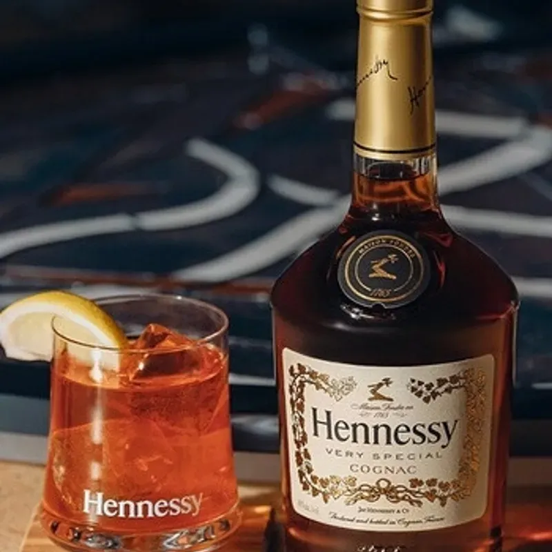 COGNAC HENNESSY VERY SPECIAL +2 ENERGIZANTES 