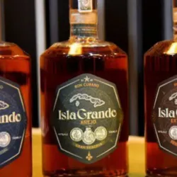 RON ISLA GRANDE AÑEJO GRAN RESERVA +2 ENERGIZANTES 