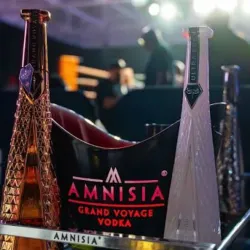 VODKA AMNISIA GRAND VOYAGE CHRYSTAL ROSE + JUGO DDE NARANJA