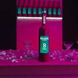 VODKA BELVEDERE EDICIÓN MIAMI 1.75L + JUGO NARANJA