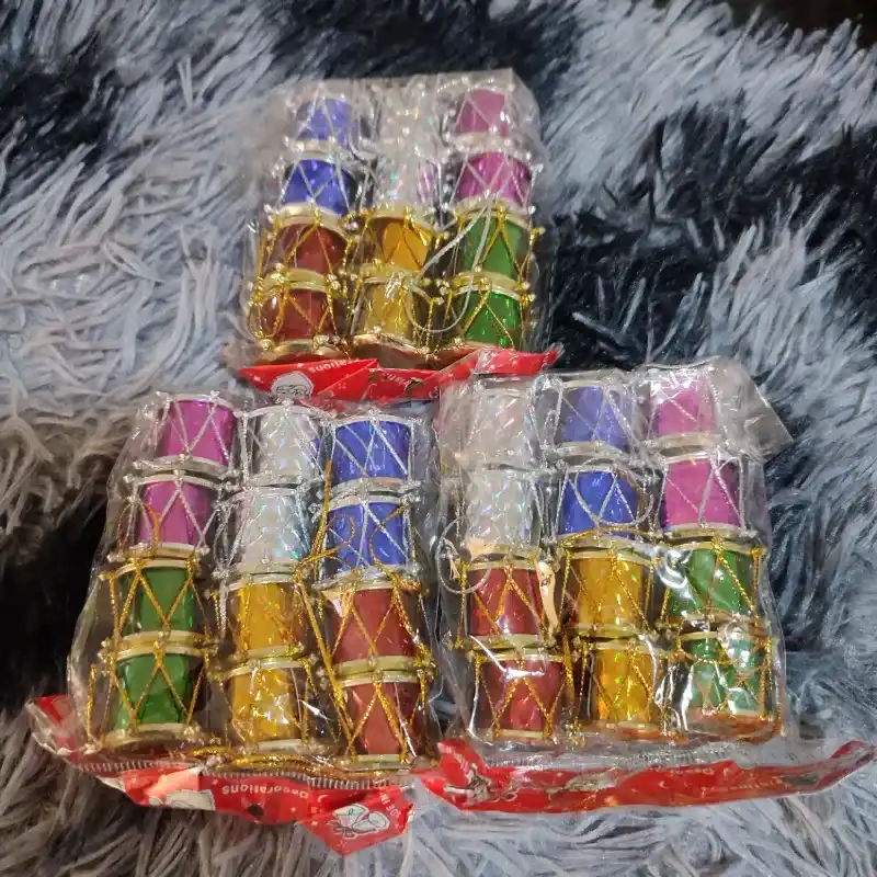 Adorno de navidad. Paq de 12 tambores diferentes colores 