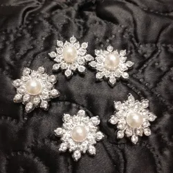 Adorno flor plata perla centro