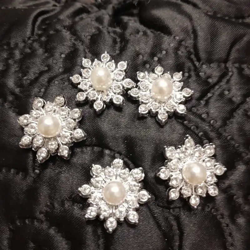 Adorno flor plata perla centro