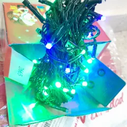 Guirnalda multicolor con 100 luces y música 
