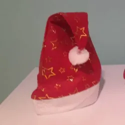 Gorro con estrellas doradas