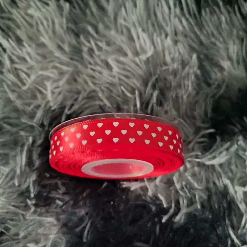 Cinta satín 1,5 cm roja con corazones