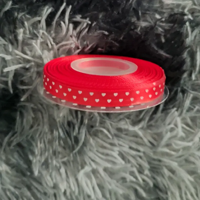 Cinta satín 1cm roja con corazones