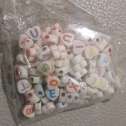 Cuencas corazón con letras en colores