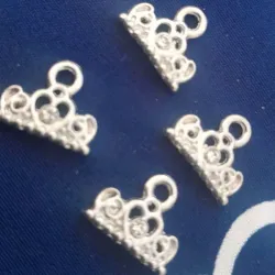 Dije de corona plateada