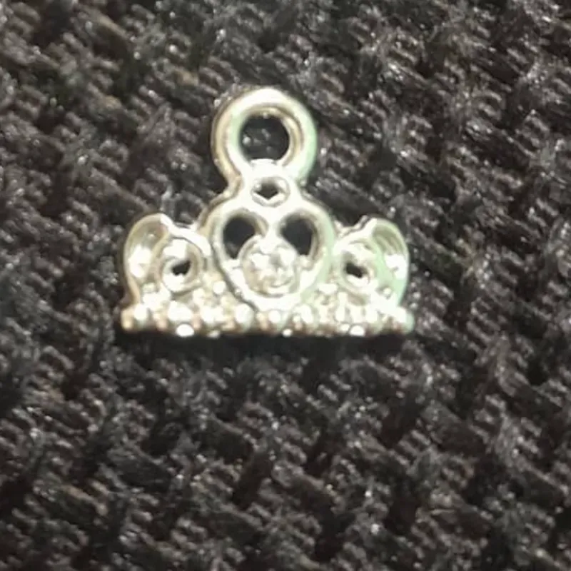 Dije de corona plateada