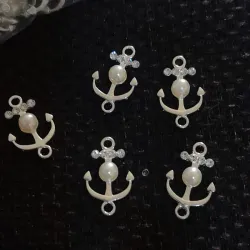 Dije fino ancla plateada con perla y diamantes