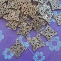 Dije. Nudo de brujas bronceado