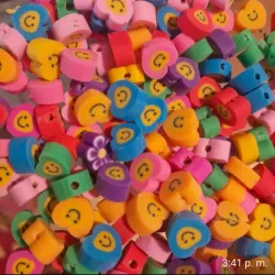 Fimo en forma de corazón con carita feliz