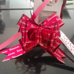 Lazo mágico rojo con felicidades dorado