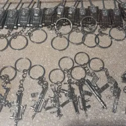 Llavero metal. Tanque y armas de fuego