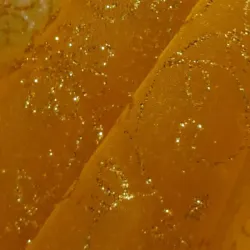 Oeganza amarilla adornada en dorado