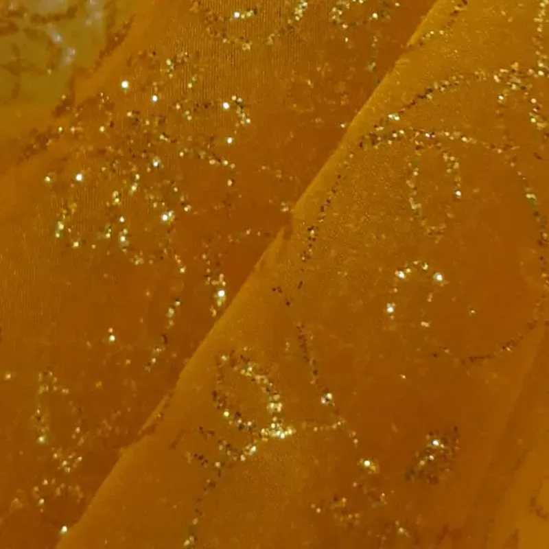 Oeganza amarilla adornada en dorado