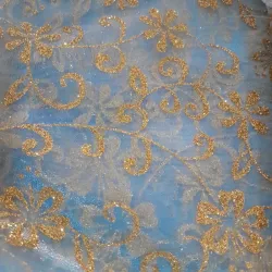 Organza azul claro adornada en dorado 