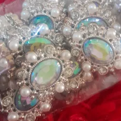Piedra blanca tornasol con borde dorado con perlas y brillantes