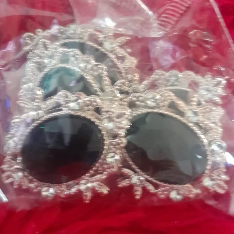 Piedra negra en adorno dorado