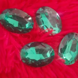 Piedra ovalada verde 2 x 3 cm