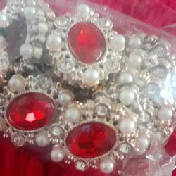 Piedra roja con borde perlas