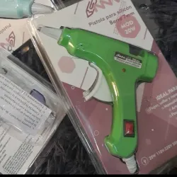 Pistola de silicona con interruptor, boquilla y cable blanco