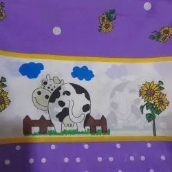 Tela cocina. Vacas fondo morado