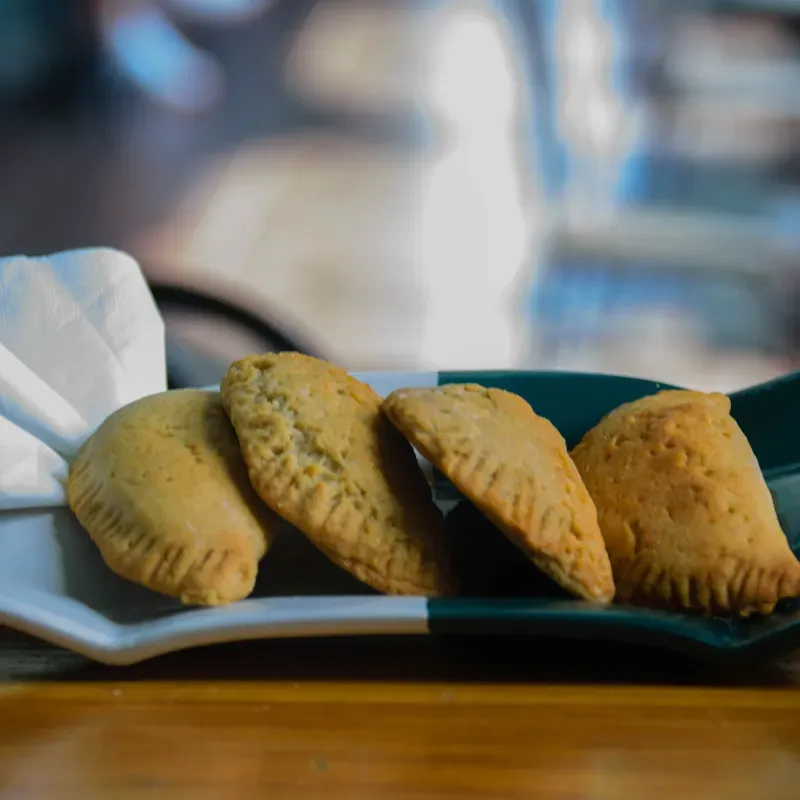 Empanadas Media Luna con Guayaba o Coco 