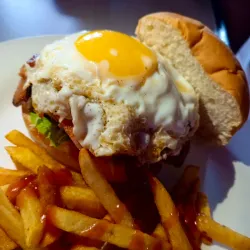 Hamburguesa HOMERUM con agregó de jamón queso chorizo y huevo frito 