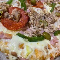 Pizza BATAZO con agregó de atún 
