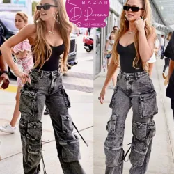 PANTALÓN CARGO CON BOLSILLOS