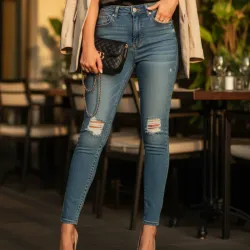 Pantalón Pegado con Rasgados