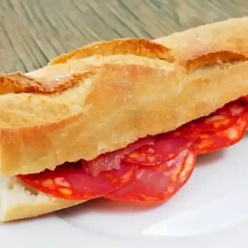 Sandwich de queso y chorizo