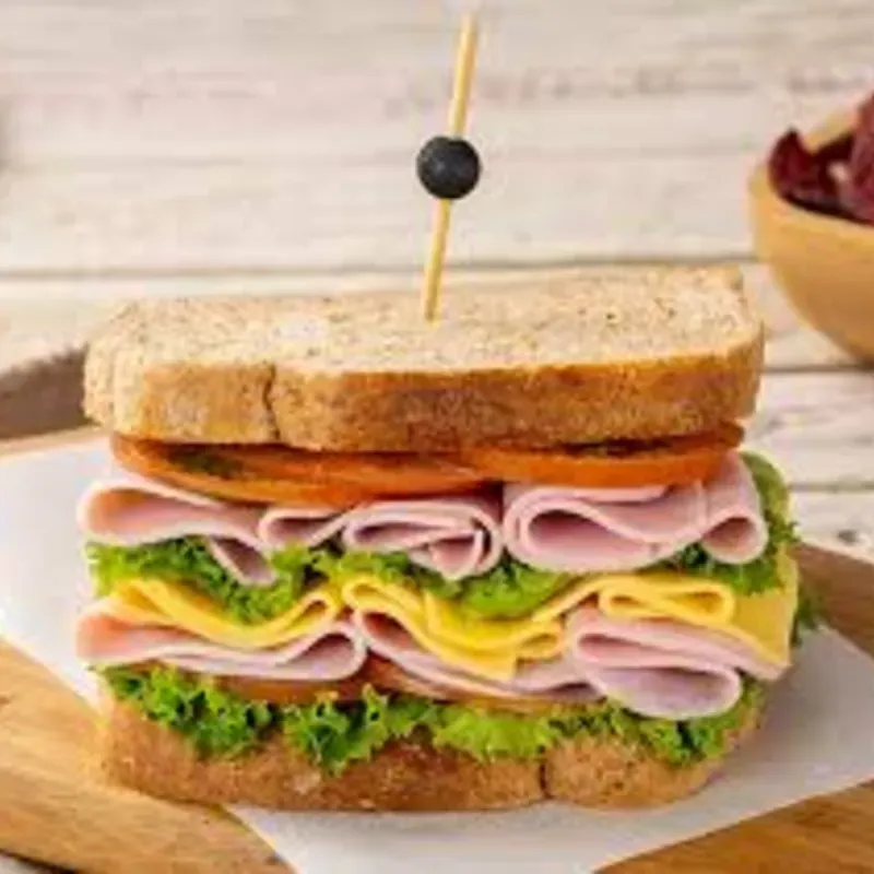 Sándwich de jamón y queso.