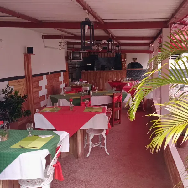 Restaurante familiar situado en la zona centro de la ciudad de Morón, con una oferta variada y económica. Estamos dispuestos a dar lo mejor, para que usted tenga el más agradable de los momentos entre familiares y amigos.