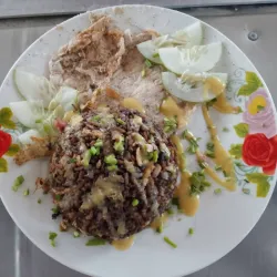 Completa de arroz frito y bistec de cerdo
