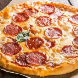 Pizza de chorizo y queso blanco