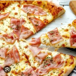 Pizza de jamón y queso gouda