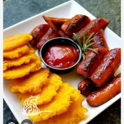 Salchichas con Tostones