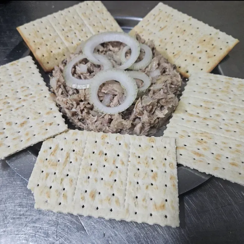 Atuneta en aceite con cebolla  !