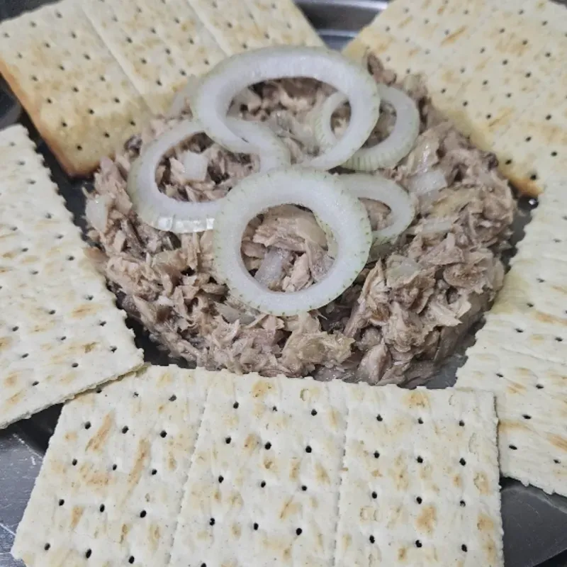 Atuneta en aceite con cebolla  !