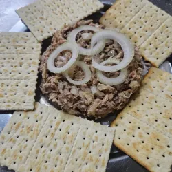 Atuneta en aceite con cebolla  !