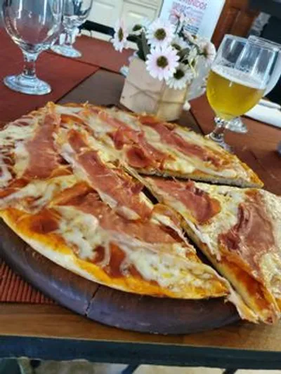 Pizza con Jamón Serrano