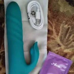 VIBRADOR DE EMPUJE Y ESTIMULACIÓN DEL CLÍTORIS 